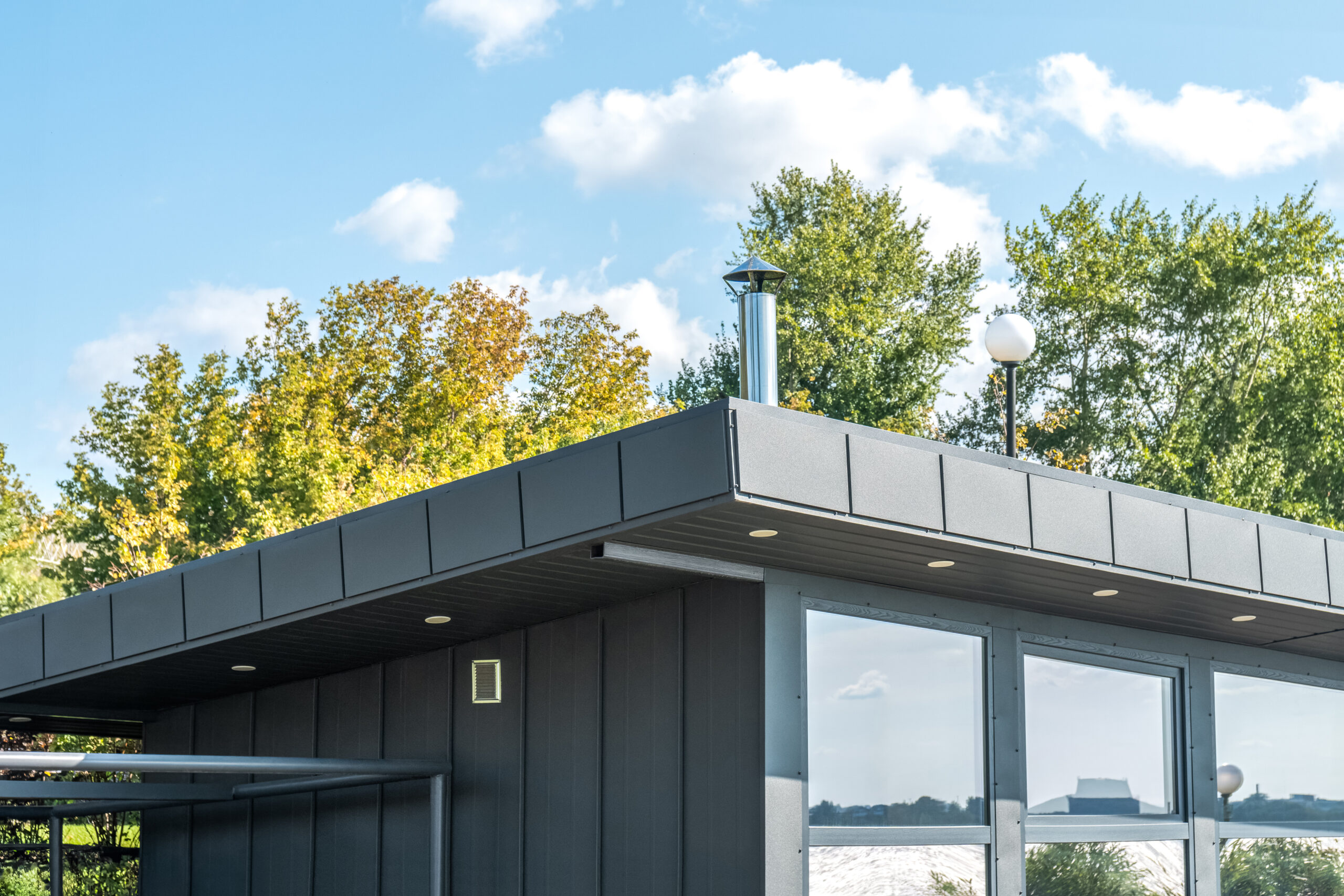 Moderne Fassadenverkleidung an einem Wohngebäude
