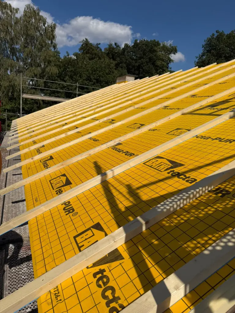 BAUDER tecta-PUR Aufsparrendämmung mit Konterlattung auf einer Baustelle der Dachdeckerei Jung