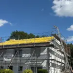 Einfamilienhaus mit Gerüst und neuer Aufsparrendämmung – Baustelle der Dachdeckerei Jung im Saarland