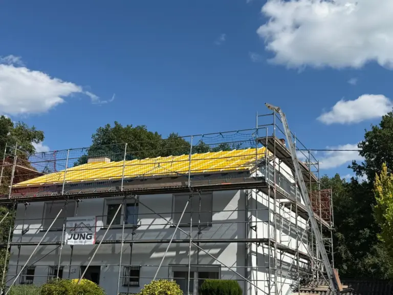 Einfamilienhaus mit Gerüst und neuer Aufsparrendämmung – Baustelle der Dachdeckerei Jung im Saarland