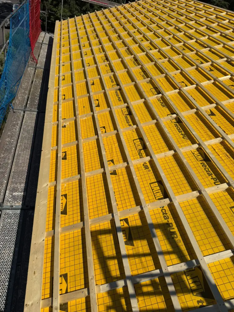 Komplett gedämmte und gelattete Dachfläche mit Konter- und Traglattung