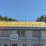Dachrinne im Herbst: Hängerinne, Laubfangkorb, Traufblech und Notüberlauf