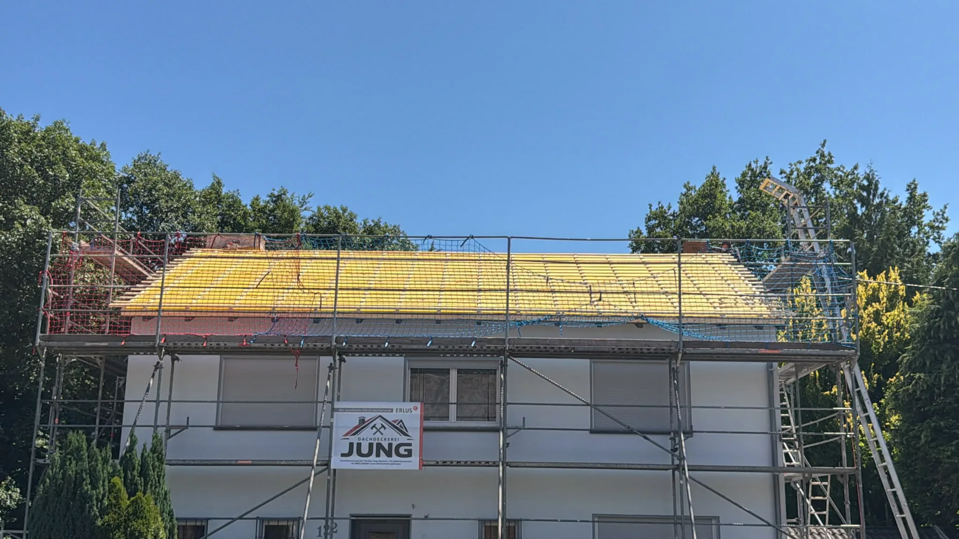 Dachrinne im Herbst: Hängerinne, Laubfangkorb, Traufblech und Notüberlauf